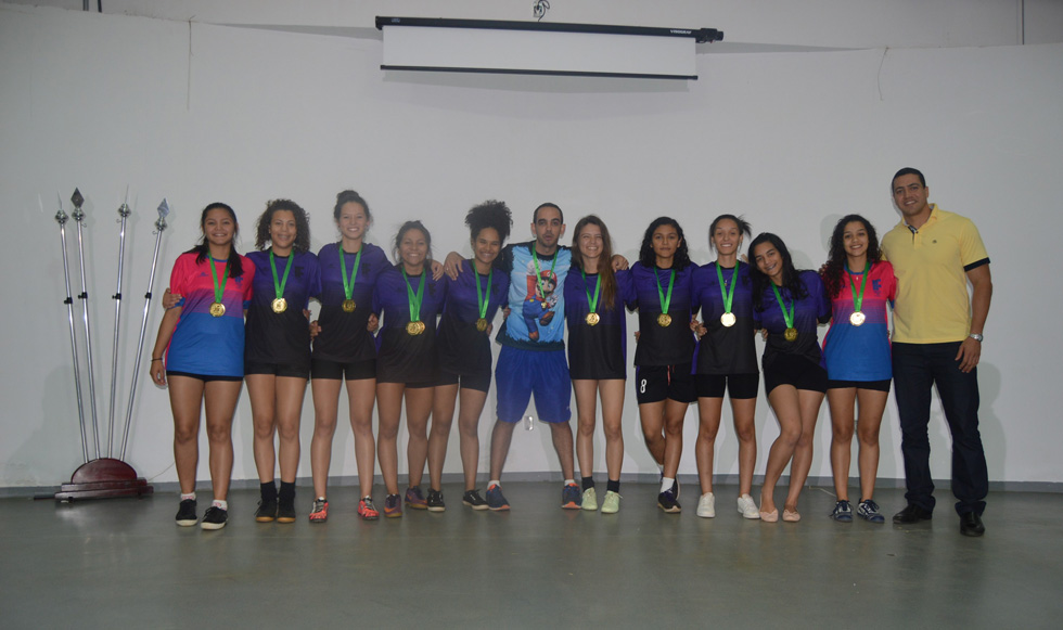 Time de futsal feminino do Câmpus Valparaíso, medalha de ouro nos Jogos. Ao centro, professor Bruno, na lateral direita, professor Wagner